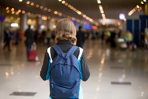 Menores brasileiros em Portugal precisam de autorização para sair do país?